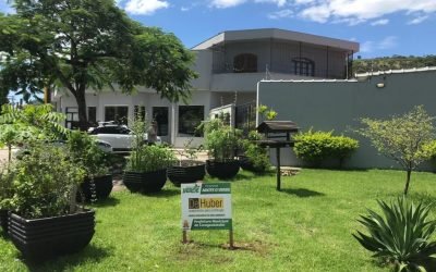 Como ação socioambiental De Huber adota área verde